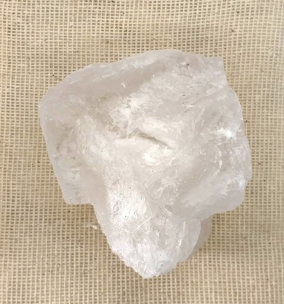 ¿Estás cansado de los desodorantes convencionales? Te recomendamos probar la piedra de alumbre. La piedra de alumbre es un mineral a base de sal que contiene sulfato de potasio. Es ideal para acabar con los malos olores que forman las bacterias. Es antitranspirante, antiséptica y cicatrizante. Además alivia picaduras de insectos y ayuda a calmar la piel después de afeitar. Incluye una bolsa de yute o manta.