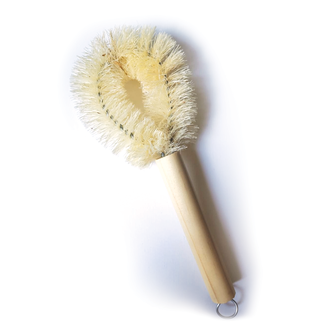 En nuestros días debemos cuidar mucho la reducción del uso de plástico, esto lo podemos hacer desde nuestras casas y nuestra vida cotidiana. Una forma de lograrlo es usar utensilios de limpieza hechos con fibras naturales. La fabricación de estos, normalmente es un proceso artesanal, y por lo tanto, no contamina al medio ambiente como los utensilios de plástico.