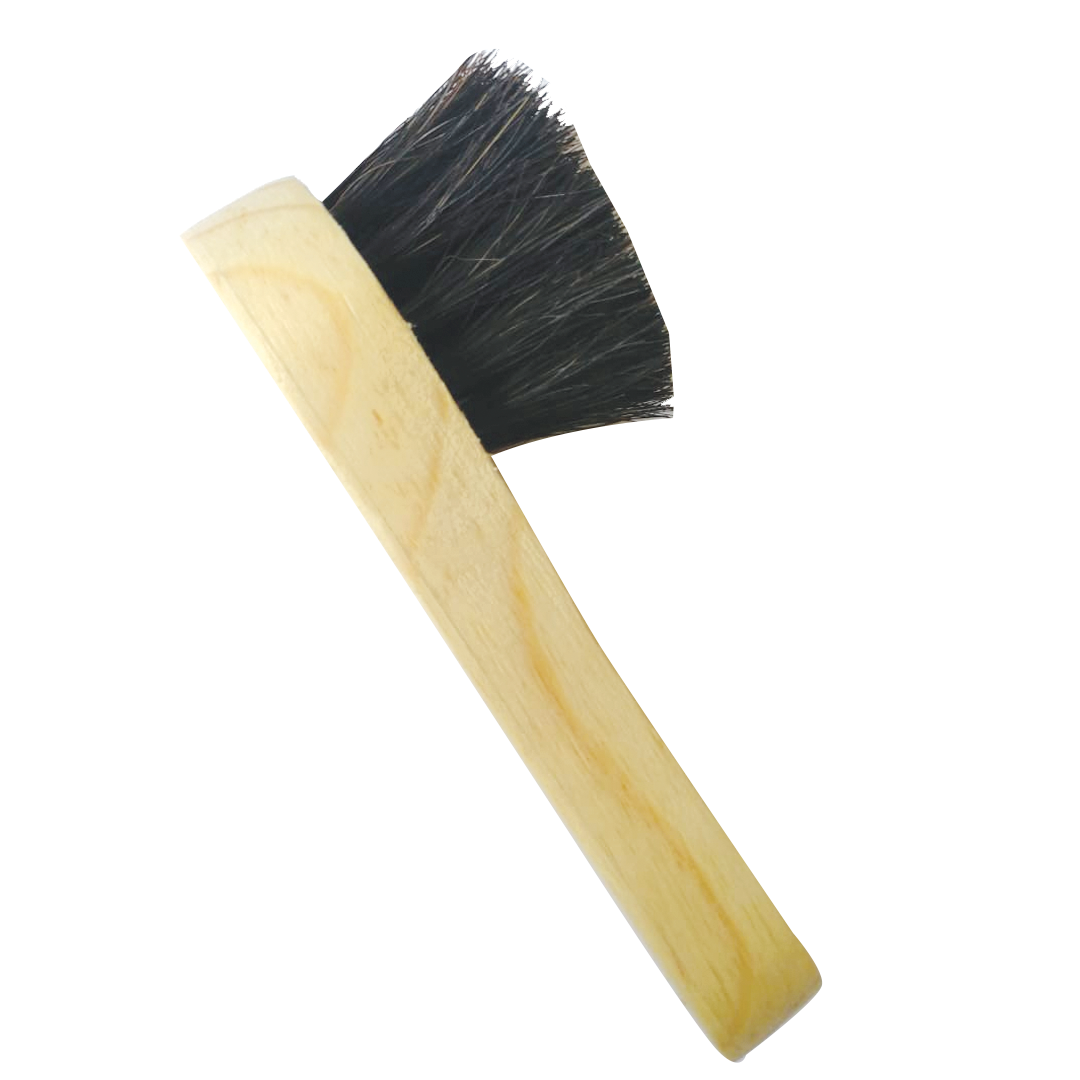 Cepillo facial elaborado a mano de madera de pino y cerdas naturales. El cepillado en la cara activa la microcirculación de la zona que queremos exfoliar. Elimina con suavidad las células muertas de la superficie de la piel, la exfolia para favorecer la regeneración celular y preparar la piel para absorber los aceites nutritivos, los tratamientos y su posterior hidratación.