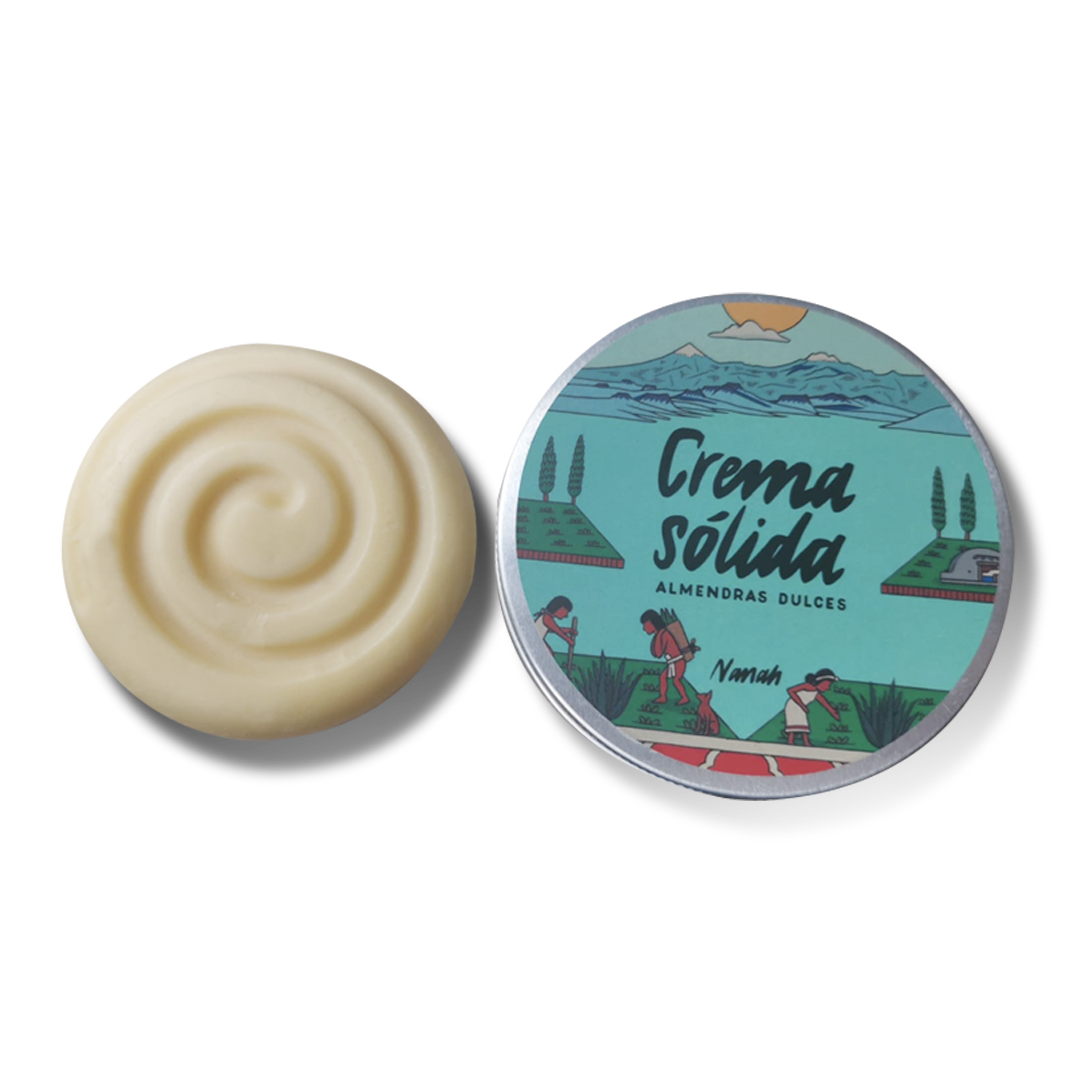 ¡Esta crema te encantará! La manteca de karité es un ingrediente natural y puro que se extrae de las nueces del árbol de karité, y por su alto contenido en vitaminas, A, D y F, tiene un gran poder de hidratación y nutrición que mejora la elasticidad de la piel, a la vez que la repara y regenera. Además es un excelente protector solar, y con su delicado aroma a flor de la pradera y almendras dulces, brinda una sensación suave y tersa al cuerpo.