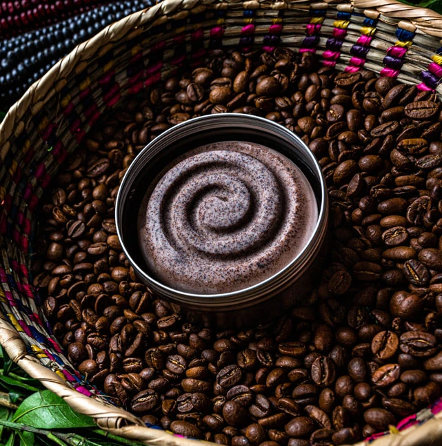 Desde tiempos antiguos el cacao y el café han sido de gran importancia cultural en distintas culturas por su aroma, sabor e innumerables propiedades. Ambos son amados y conocidos a nivel mundial por su alto contenido de antioxidantes, vitaminas, y minerales. Elaborada a base de manteca de cacao, y aceite de café, nuestra crema sólida de café cacao, tiene un gran poder de hidratación, y nutrición que mejora la elasticidad de la piel, a la vez que la repara y regenera.