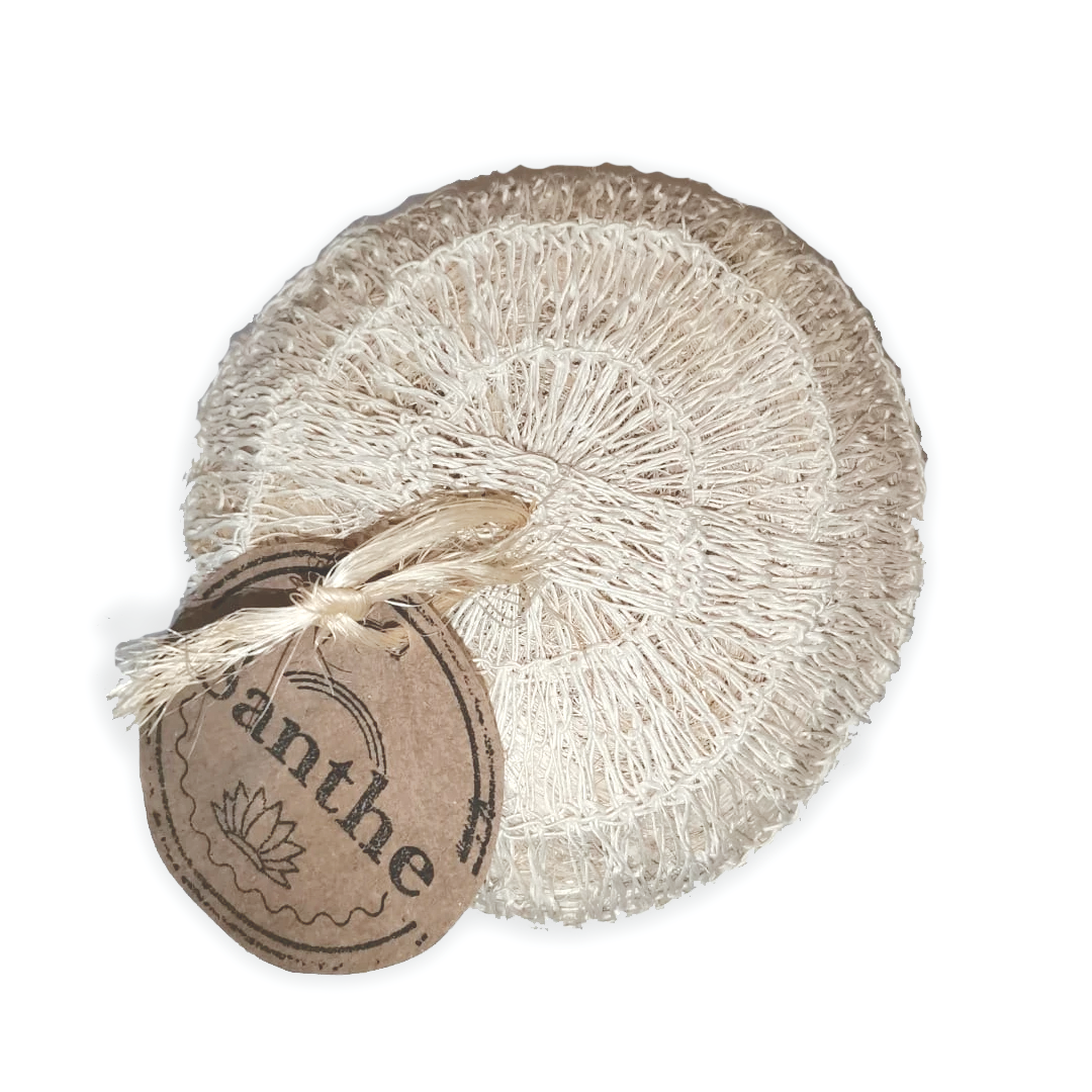 El estropajo de la marca "Santhe" está hecho a mano por mujeres otomies del estado de Hidalgo. Está elaborado de ixtle que es una fibra natural que se obtiene de los magueyes. Te ayuda a remover las células muertas de forma natural.