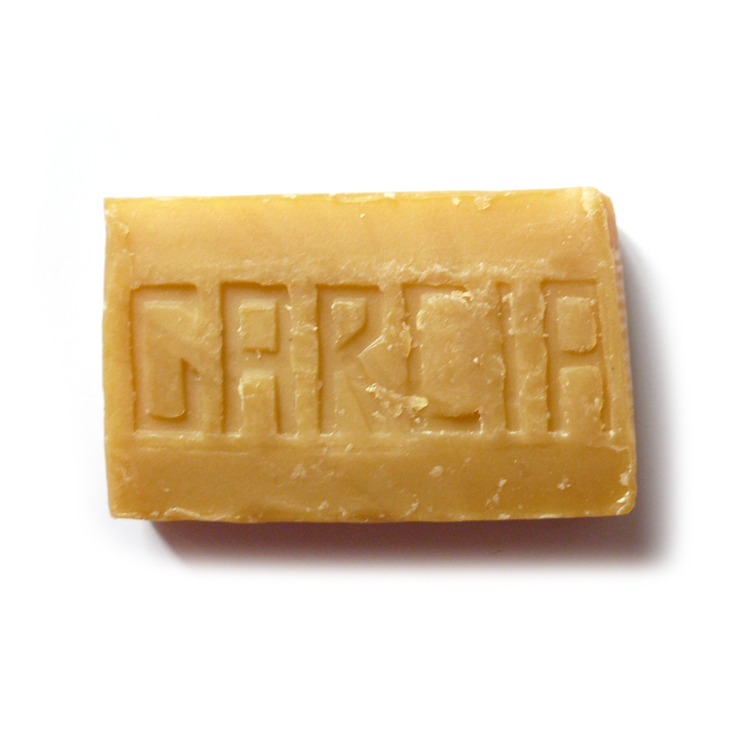 El jabón García es un jabón natural elaborado con aceite de coco y brea de árbol de pino. No contiene colorantes ni perfumes químicos. El color y el olor se lo dan sus propios ingredientes. Considerado el jabón más verde de México, no contamina el agua al ser 100% natural, es cruelty free al no ser probado en animales, totalmente vegano pues no contiene sebo de res. ¡El mejor jabón para lavandería!